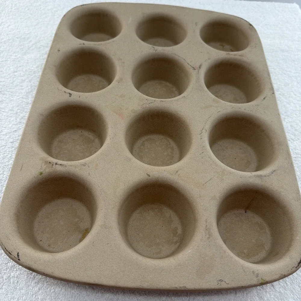 PAMPERED CHEF Heritage Stoneware Collection, Muffin Cupcake Pan, 11